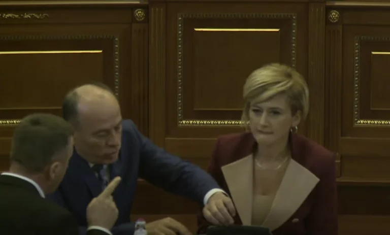 Konflikt verbal në Kuvend-Saranda Bogujevci e thirrë sigurimin, i kërkon ta largojë deputetin e VV-së dhe të PDK-së nga salla