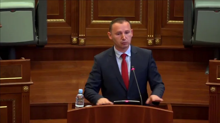 Zemaj e quan Vitinë ministër burokrat, thotë se Kurti ishte i zënë që të ligjerojë në Greqi për Aristotelin