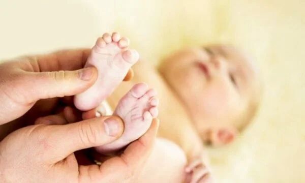 Wenn das Baby schreit, ohne zu stoppen und du weißt nicht warum, überprüfen Sie seine Beine