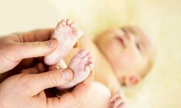 Se il bambino piange senza fermarsi e non sai perché, controllagli le gambe