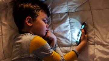 Pare los teléfonos inteligentes para niños menores de 13 años.