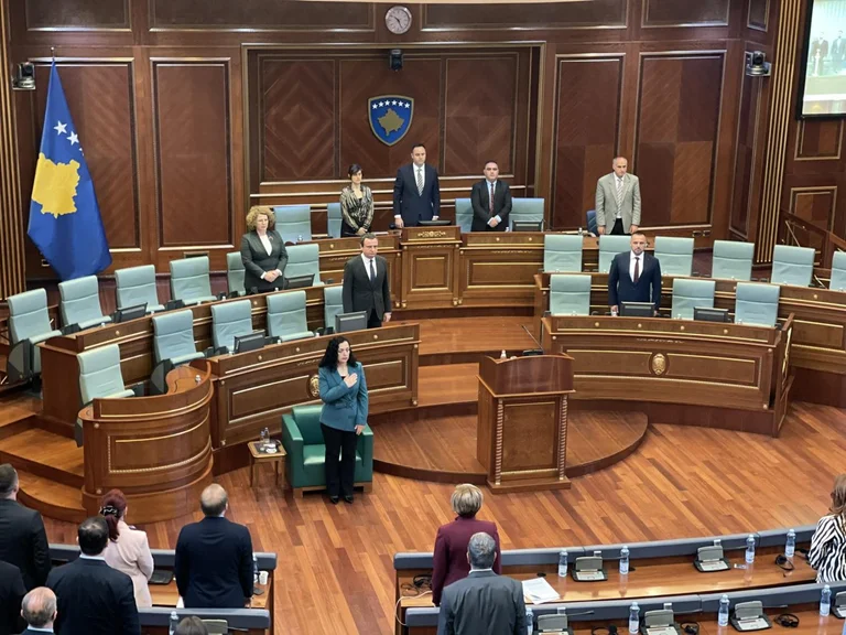 Session à la mémoire de la chute d'Ilaz Kodra, tenue une minute de silence au Parlement