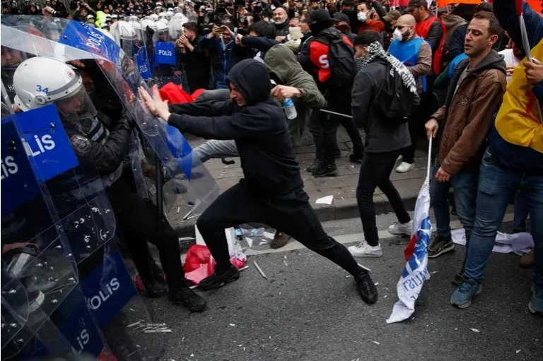 La policía turca arresta a 210 personas en las protestas del 1 de mayo de Estambul