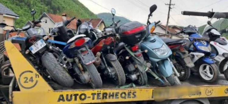 Polizei in Ferizaj fein einige Biker und Roller Fahrer