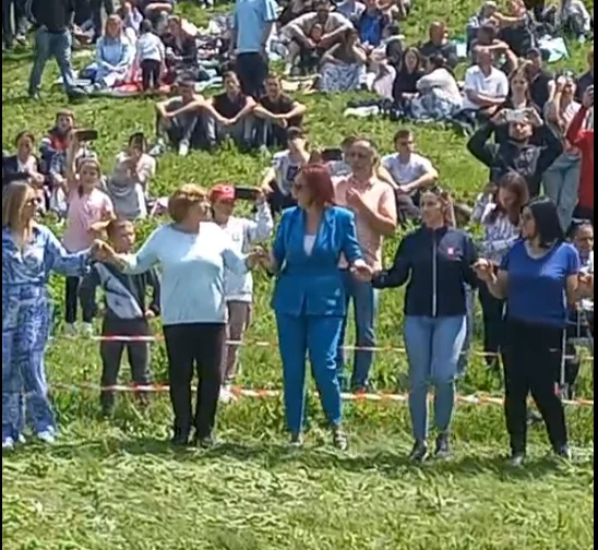 Workers protest before Government, Deputy Prime Minister Emilia Rexhepi gave the dance in the meadow on May 1st.
