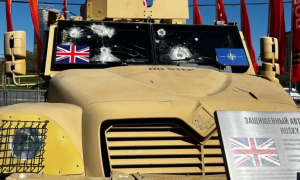 “La storia sta ripetendo il”, la Russia espone le attrezzature militari occidentali sequestrate in Ucraina per ingannare i russi