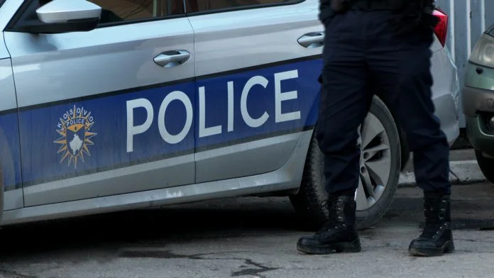 Policia me detaje: Një polic u lëndua pasi u sulmua nga një person në veri të Mitrovicës, i dyshuari iku nga vendi i ngjarjes