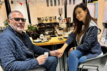 Diola Dosti “devient poète”, qui lit en photos de vacances de luxe avec un homme d'affaires du Kosovo
