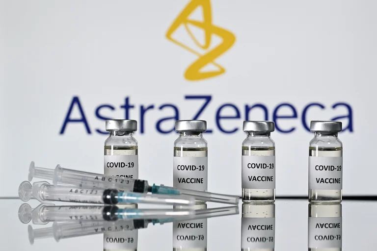 Vaksina AstraZeneca vjen sot në Kosovë, këto janë informacionet që duhet t’i dini rreth saj