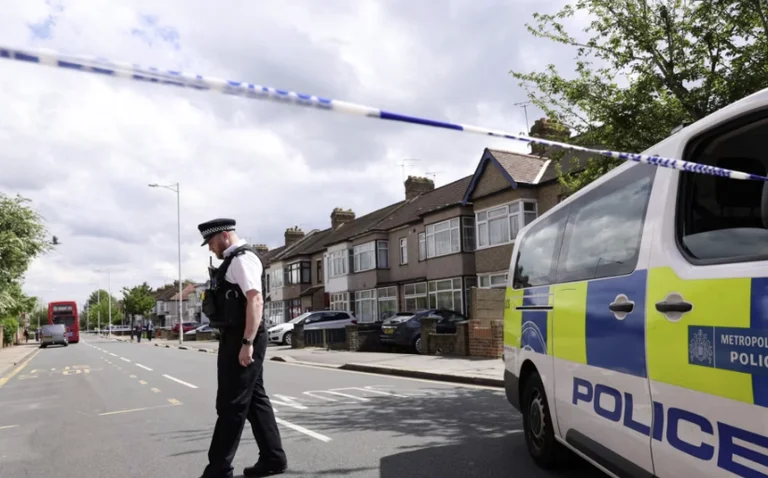 Uccidere un adolescente a Londra durante un attacco di spada