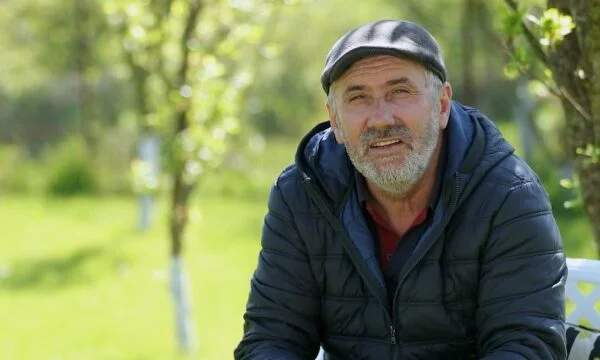 Dies ist der Mann aus Pristina, der 10 Wanderhunde nahm, bekommt jeden Monat 500 Euro von Pristina Gemeinde