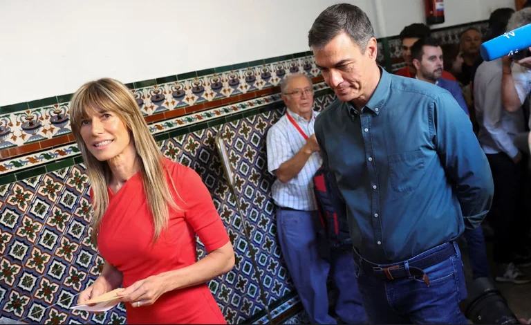 Le Premier ministre espagnol Pedro Sanchez ne recule pas sur les accusations portées contre sa femme