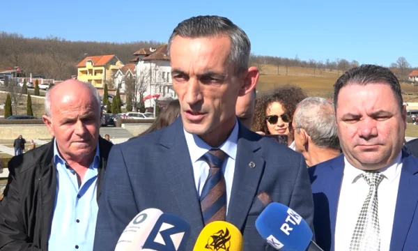 Zvecan Mayor Ilir Peci im Komuna-Objekt eingesetzt