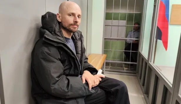 Deux journalistes russes sont arrêtés pour travail présumé pour la fondation Alexei Navalny, risquant jusqu'à six ans de prison.