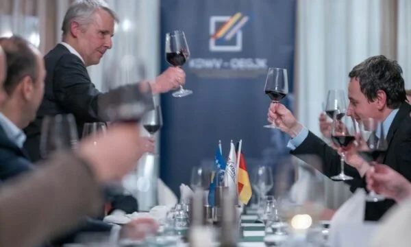 Kosovo toujours sous sanctions, les Allemands attendent de l'UE de les lever après avoir voté dans le nord