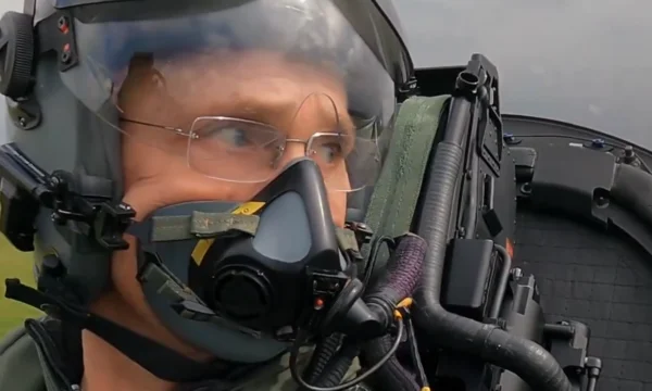 Stoltenberg assaggia il cielo tedesco, segue da vicino lo spettacolo di aerei da combattimento