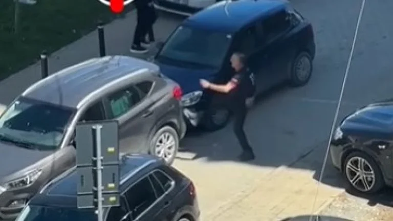 Agression physique d ' une femme et aviron de l ' autre conducteur, les poursuites de Pristina
