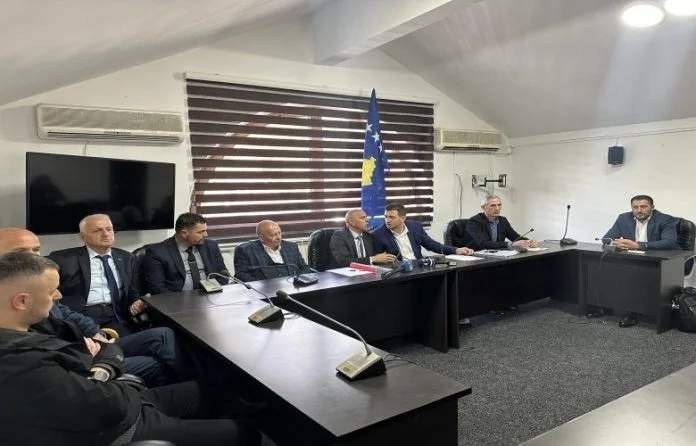La première session commence à l'Assemblée municipale de Zubin Potok