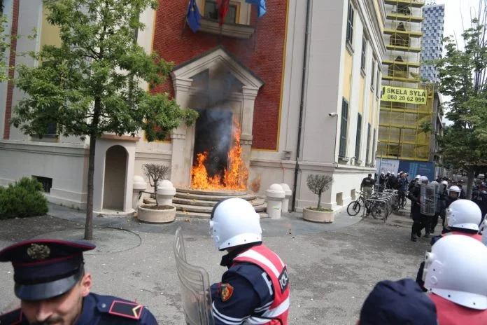 Molotov jeté à la porte de la ville de Tirana