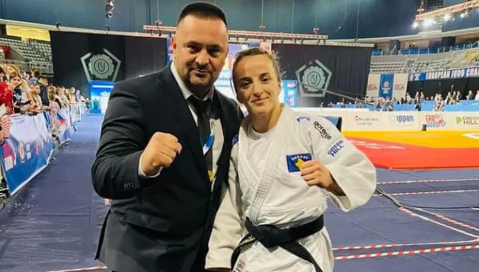 Tony Kuka l'appelle la Reine Européenne Distria Krasniqi après avoir été proclamé champion d'Europe