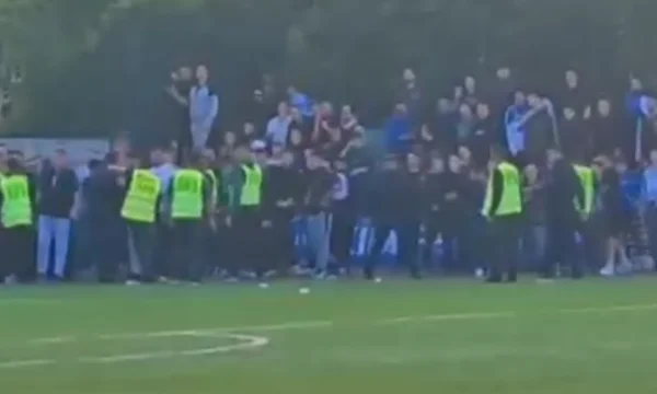 Le tensioni tra i fan e la testa della luce continuarono anche fuori dallo stadio, la polizia fermò alcuni da entrambi i lati