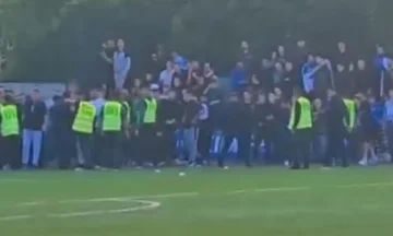 Spannung zwischen Fans und dem Kopf des Lichts ging auch außerhalb des Stadions weiter, die Polizei hielt einige von beiden Seiten