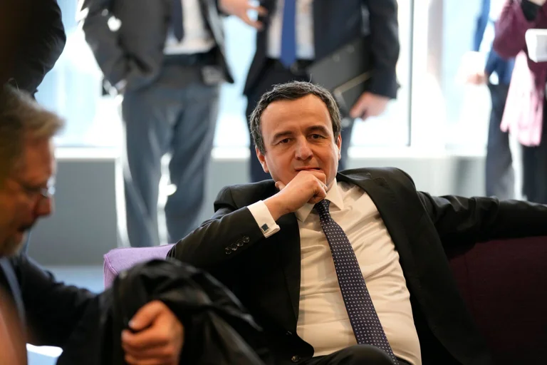 Kurti gefangen auf ihr Versprechen, Zajednica, Frankreich und Deutschland zu etablieren, setzt die Bühne für die Mitgliedschaft in der KiE
