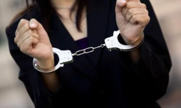 Deux femmes arrêtées à Prizren ont agressé physiquement un mineur, des policiers