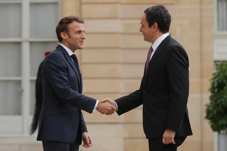 Macron ruft Kurt an, Teil des Gesprächs und Vereins des Kosovo im KiE