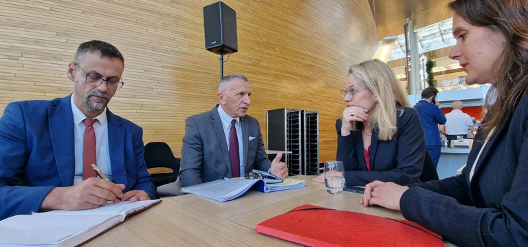 Kamberi rencontre Von Croamon, discute de la discrimination contre les Albanais dans la vallée