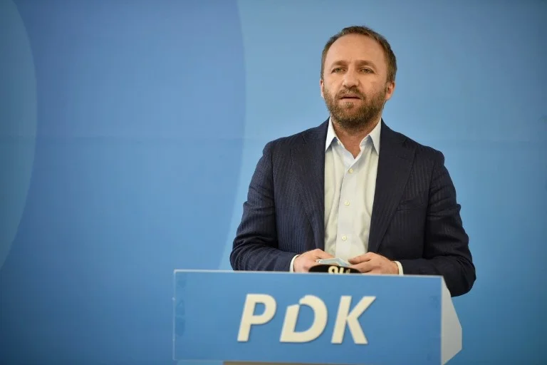 Tahiri: Nuk do të ndalemi deri në anulimin e kontratës për regjistrimin e automjeteve