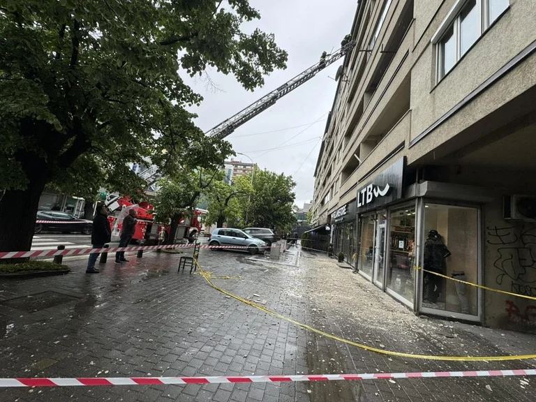 Bie fasada dell'edificio, intervenire pompieri e ispezione comunale!