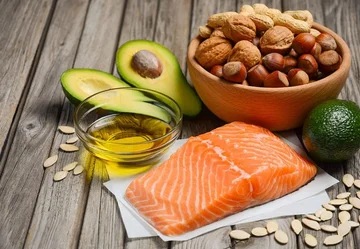 Questi sono i benefici del consumo di pesce, noci e olio d'oliva