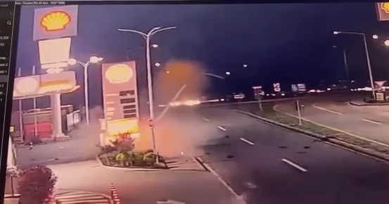 Il momento in cui l'auto colpisce il polo elettrico a Veternik
