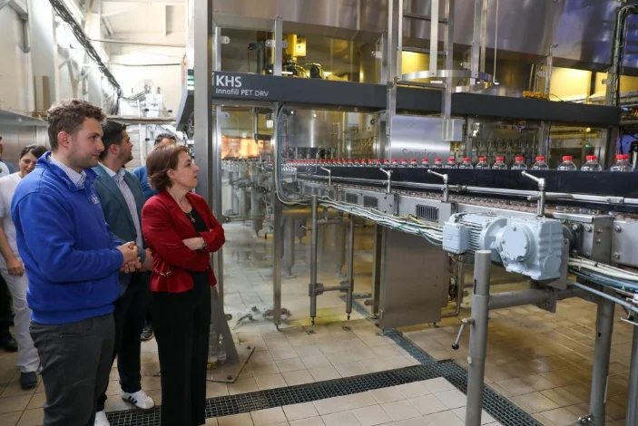 APost: Donika Gërvalla viziton kompaninë “Compact Group”, pasi Liburn Aliu e Naser Hafizi ia falën kundërligjshëm mbi 3.6 milionë eurove