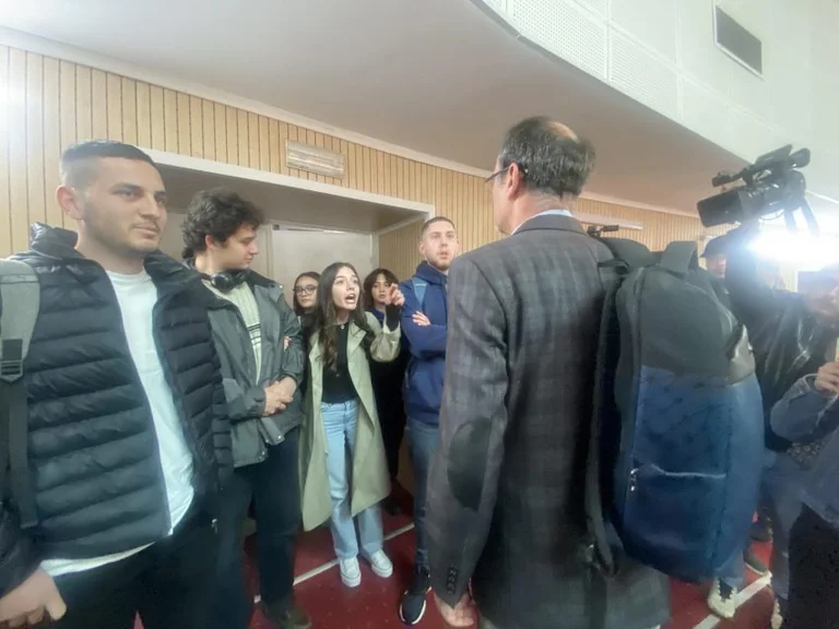 Students block members of the Ethics Council and Professor Krasniqi, demand his exemption from UPP
