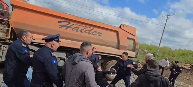 Gehen Sie durch die Situation in Glareva, Kline, Demonstranten werden mit der Polizei gefangen (VIDEO)