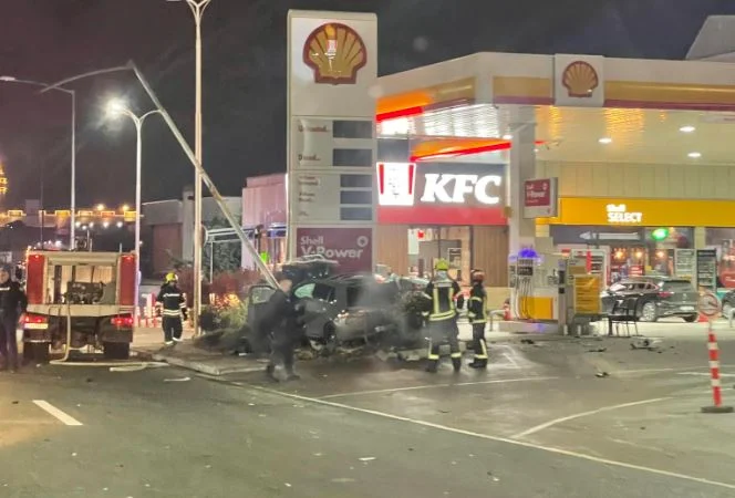 Schwerer Unfall in Pristinas Veternik, Auto stürzte in eine abgeleitete Pumpe