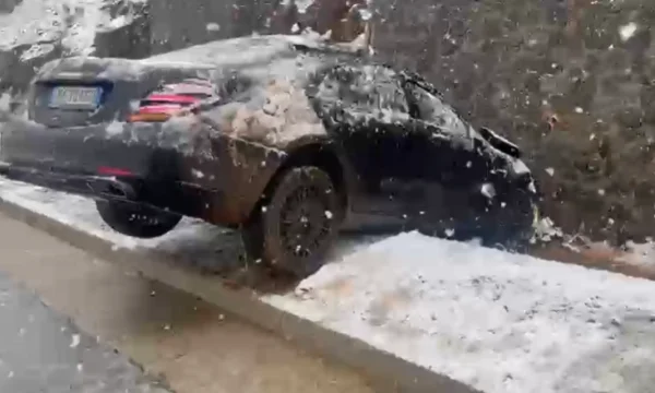 Gefrieren und Schnee, Autounfall auf Nations Straße, retten Sie Ihre Familie wunderbar