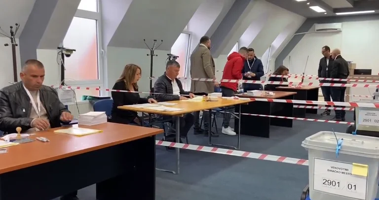 Le vote dans le nord, EULEX avec la KFOR, la police du Kosovo surveille la sécurité dans le nord