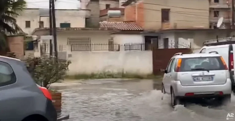 Flut in Vlora von Regenfall, Traffic Chaos
