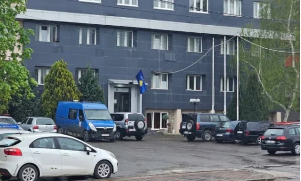 Special units present in the municipality courtyard in Leposaviq