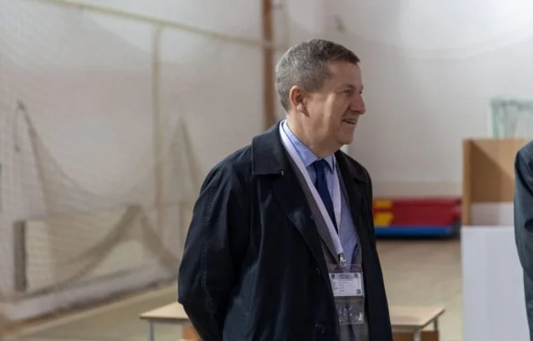 Ambassador Szunyog closely conveys voting process in the north