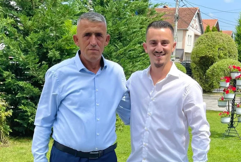 “ - Il figlio di Gani Imer tocca parole che annunciano la morte del padre.