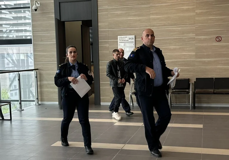 Dies ist Edwin Nevzat, Admin der Gruppe “Albking”, dass terrorisierte Mädchen