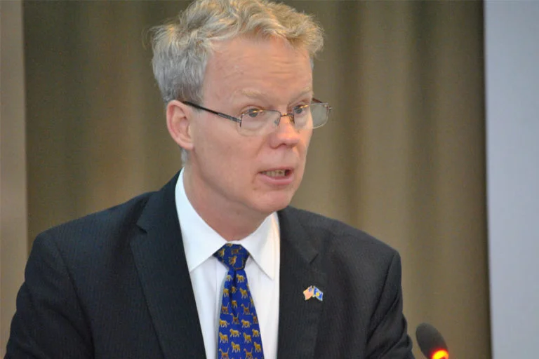 Greg Delaway: Wann werden Sie den Kosovo Intro los?