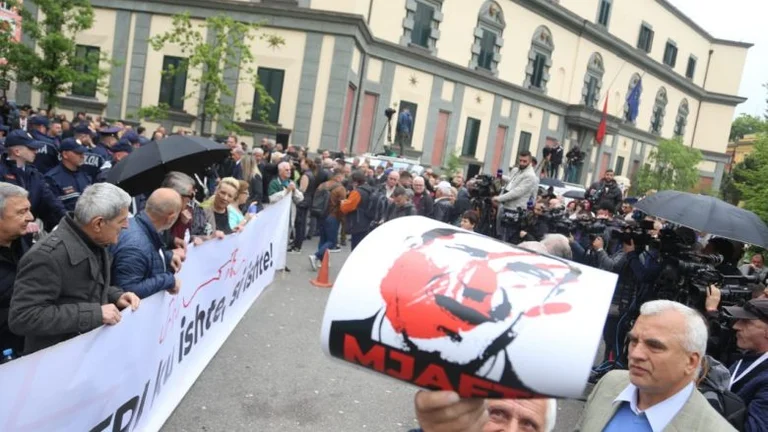 Oposición de protesta contra Erion Veliaj, lanzar Molotova a la puerta de la ciudad
