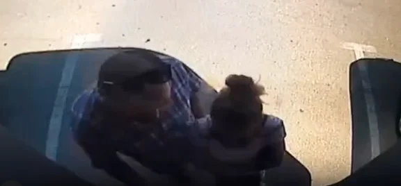 Si ves a estas dos personas, llama a la policía inmediatamente.