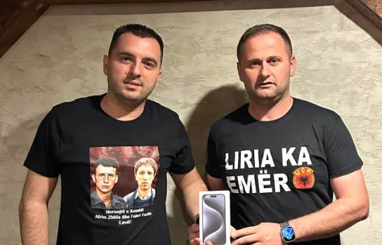 Ein Tag nach dem Den Haager Sondergericht konfisziert, Fahri Fazliu wird mit dem neuen iPhone