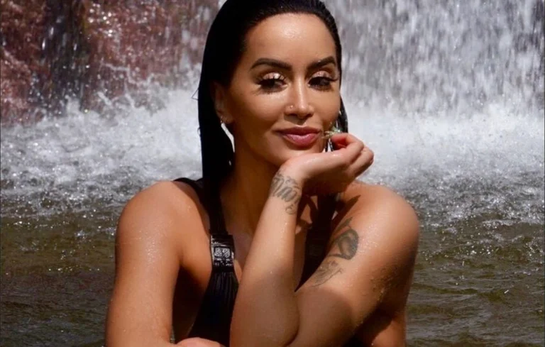 Dafina Zeqiri accepts symbolic gift from KFOR general